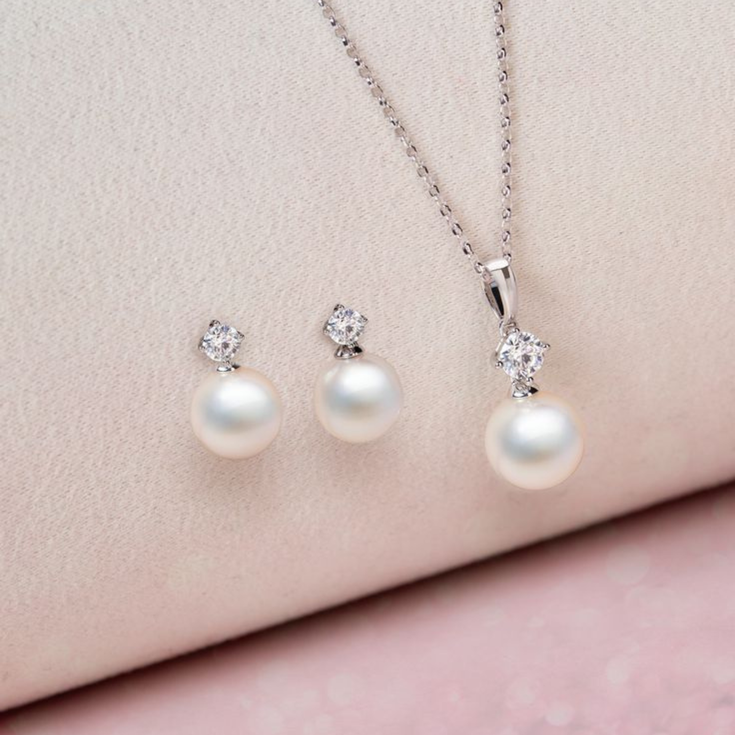 Pearl and crystal jewelry set, including a necklace and matching earrings